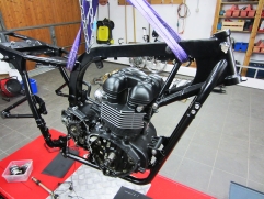 triumph-bonneville-thruxton-rahmen-schwinge-01