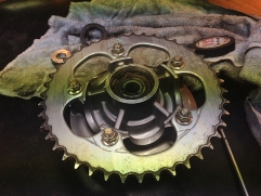 triumph-bonneville-felgen-schwarz-beschichtet-menze-kettenblatt-stahl-60