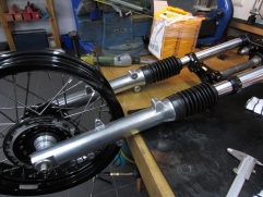 triumph-bonneville-polliert-gabel-se-gabelbruecke-schwarz-beschichtet-18