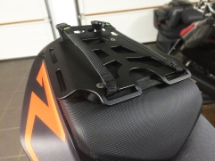 KTM-SUPERDUKE-1290-hecktasche-Gepaeckbruecke-touratech-strapon-004
