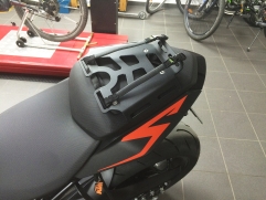 KTM-SUPERDUKE-1290-hecktasche-Gepaeckbruecke-touratech-strapon-005