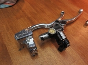 triumph-bonneville-bremspumpe-beringer-kupplungshebel-003