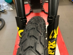 Sur-Ron-Firefly-light-bee-Pirelli-MT60-2