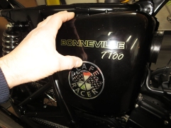 cafe-racer-tank-badges-embleme-triumph-013